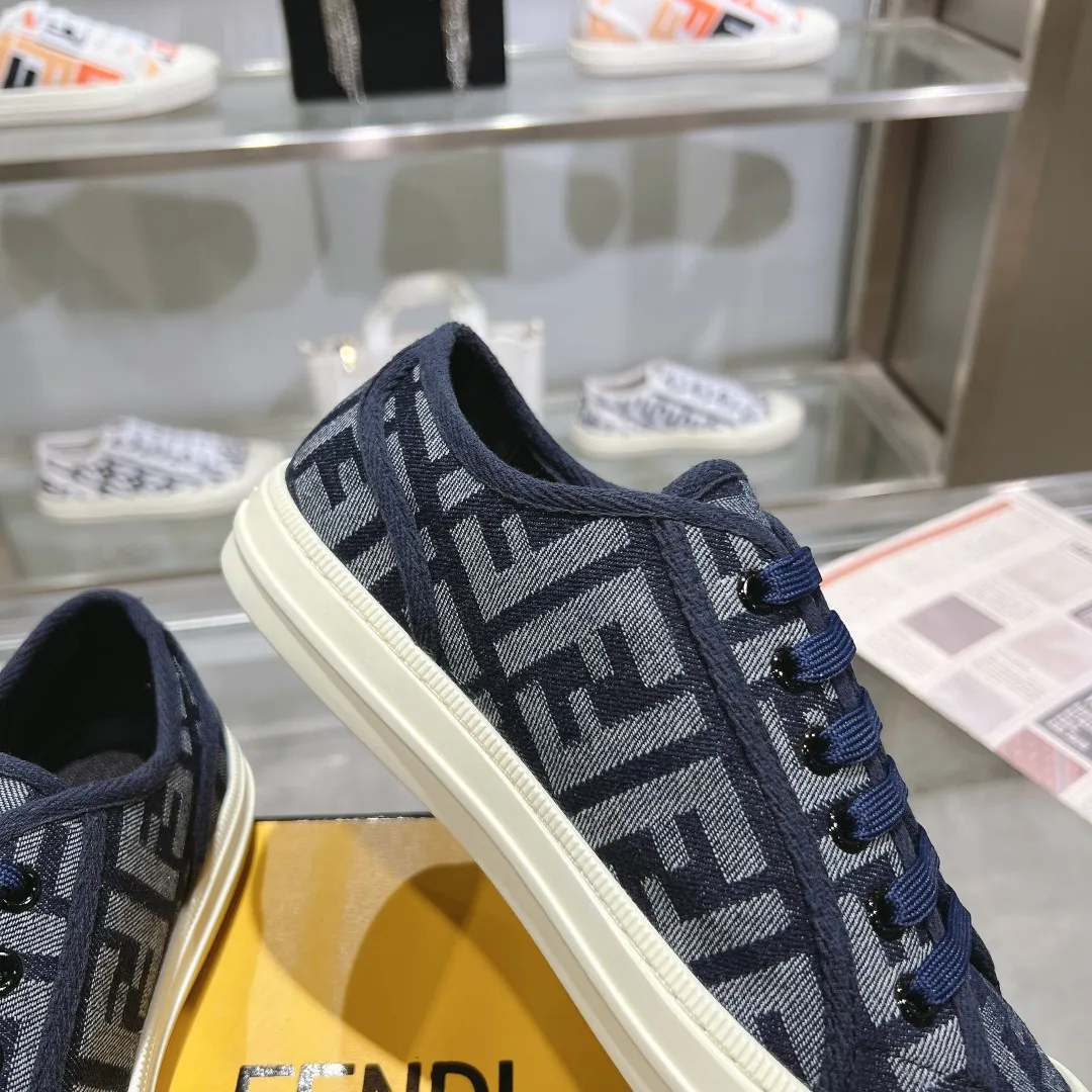 Couple style 💰460❤️Fendi Fendi's latest couple canvas shoes ❑ Fabric: Original customized imported jacquard canvas material ❑ Inner lining: Imported canvas material ❑ Sole: Original molded non-slip TPU outsole ❑ Bottom thickness: 2.5cm ❑ Size: Women's 35-40/Men's 39-45